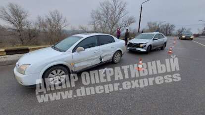 В Днепре на Гаванской водитель Skoda не справился с управлением и врезался в Opel: фото