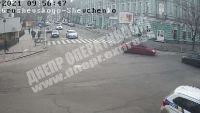 В Днепре на перекрестке Грушевского и Шевченко столкнулись Mitsubishi и Ford