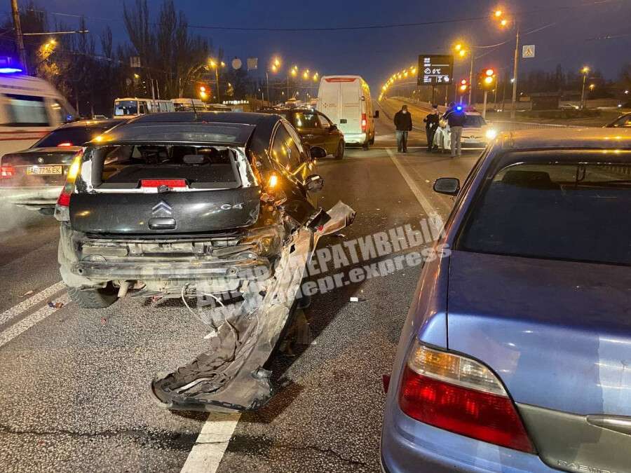 В Днепре пьяный водитель Daewoo спровоцировал тройное ДТП: пострадала женщина (фото)