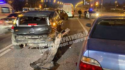 В Днепре пьяный водитель Daewoo спровоцировал тройное ДТП: пострадала женщина (фото)