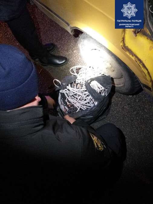 В Днепре двое мужчин посреди ночи толкали машину, в которой лежали металлическая крышка люка и провода: фото