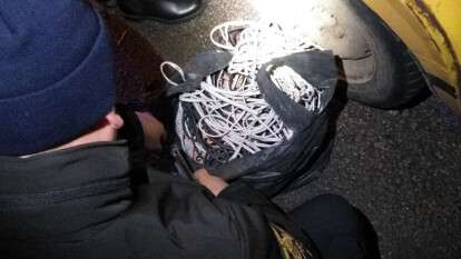 В Днепре двое мужчин посреди ночи толкали машину, в которой лежали металлическая крышка люка и провода: фото