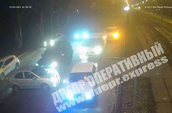 В Днепре на Донецком шоссе внедорожник Toyota Land Cruiser врезался в легковушку