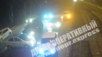 В Днепре на Донецком шоссе внедорожник Toyota Land Cruiser врезался в легковушку