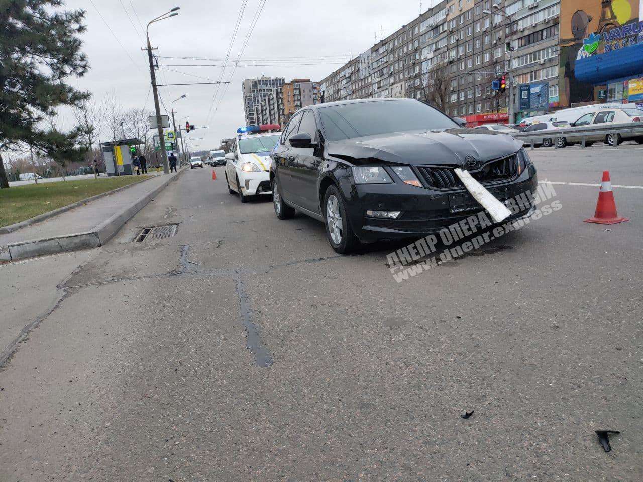 В Днепре возле Барон Разгуляеff столкнулись Renault и Skoda. Новости Днепра 