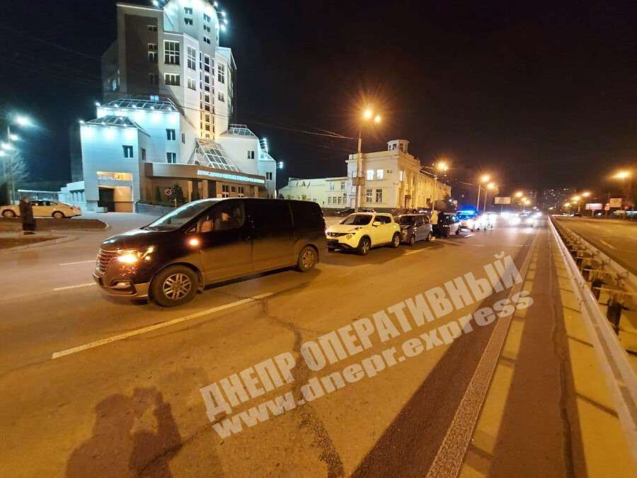 В Днепре на Запорожском шоссе столкнулись четыре автомобиля