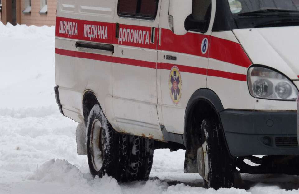 На Днепропетровщине спасатели вызволили из сугроба скорую с роженицей1