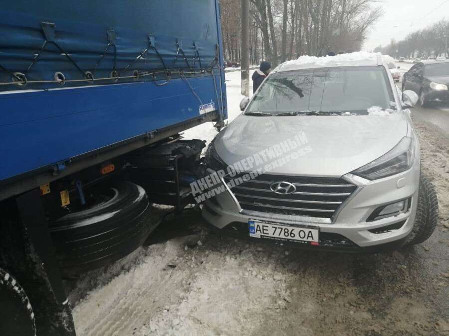 В Днепре на Богдана Хмельницкого Hyundai "влетел" в грузовик