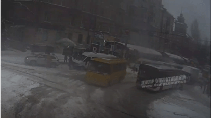 В Днепре на Старомостовой площади на ходу загорелся автобус