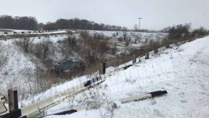 Недалеко от Днепра Porsche Cayenne из-за скользкой трассы вылетел в кювет: фото