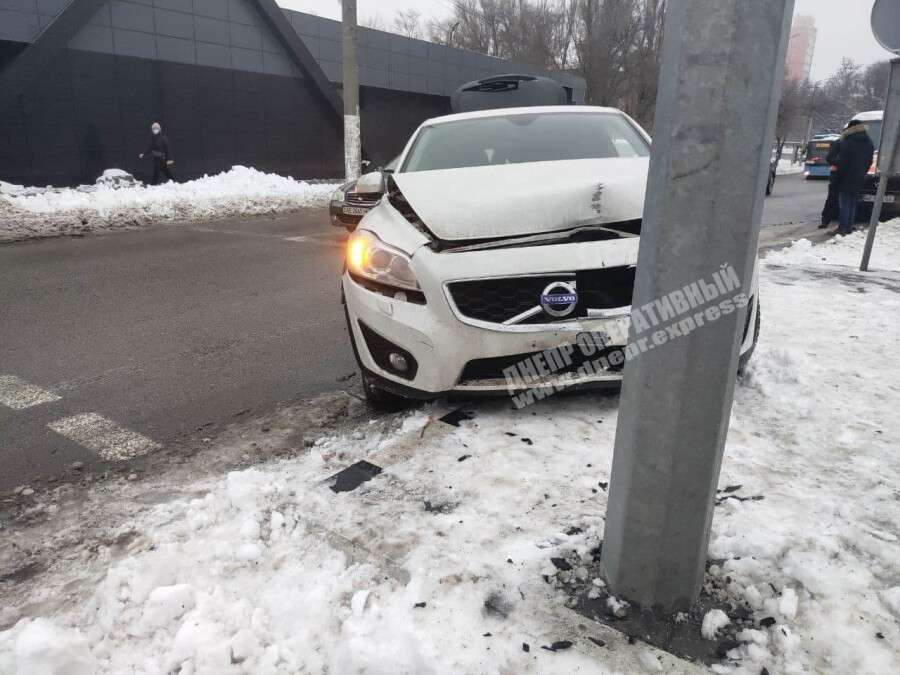 В Днепре на проспекте Гагарина Volvo врезался в светофор