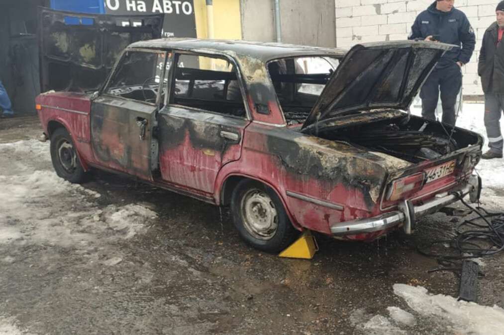 В Днепре на улице Журналистов в гараже загорелся ВАЗ: пострадал мужчина