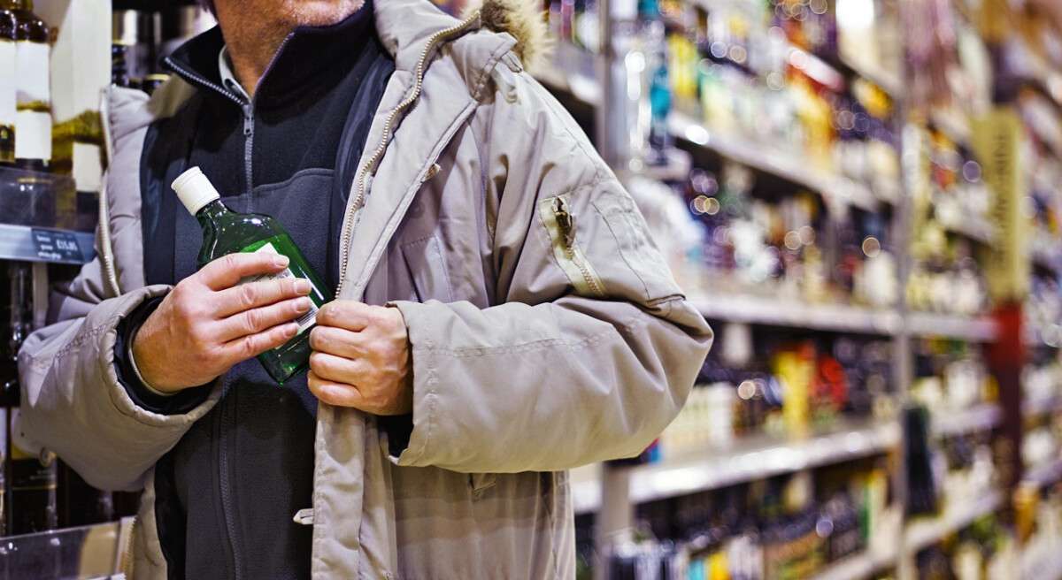 В Днепре в супермаркете пьяный парень украл выпивку