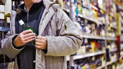 В Днепре в супермаркете пьяный парень украл выпивку