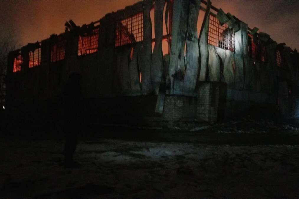 В Кривом Роге случился масштабный пожар: огонь уничтожил мебельный цех и два автомобиля (фото, видео)