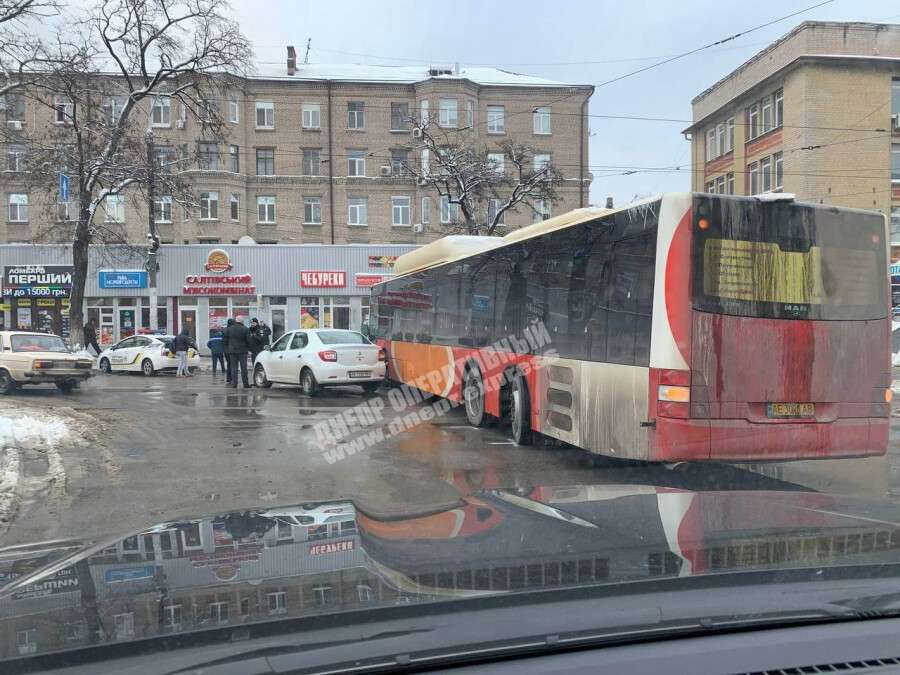 В Днепре на площади Старомостовой пассажирский автобус "зацепил" легковушку