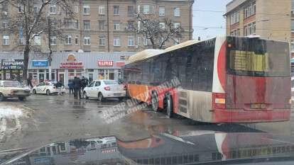 В Днепре на площади Старомостовой пассажирский автобус "зацепил" легковушку