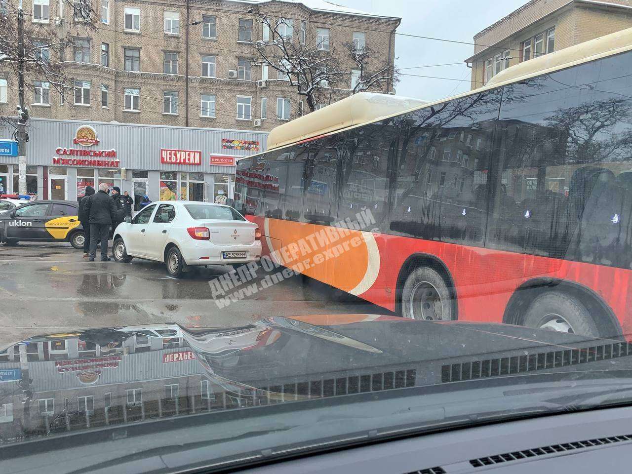 В Днепре на площади Старомостовой пассажирский автобус "зацепил" легковушку. Новости Днепра