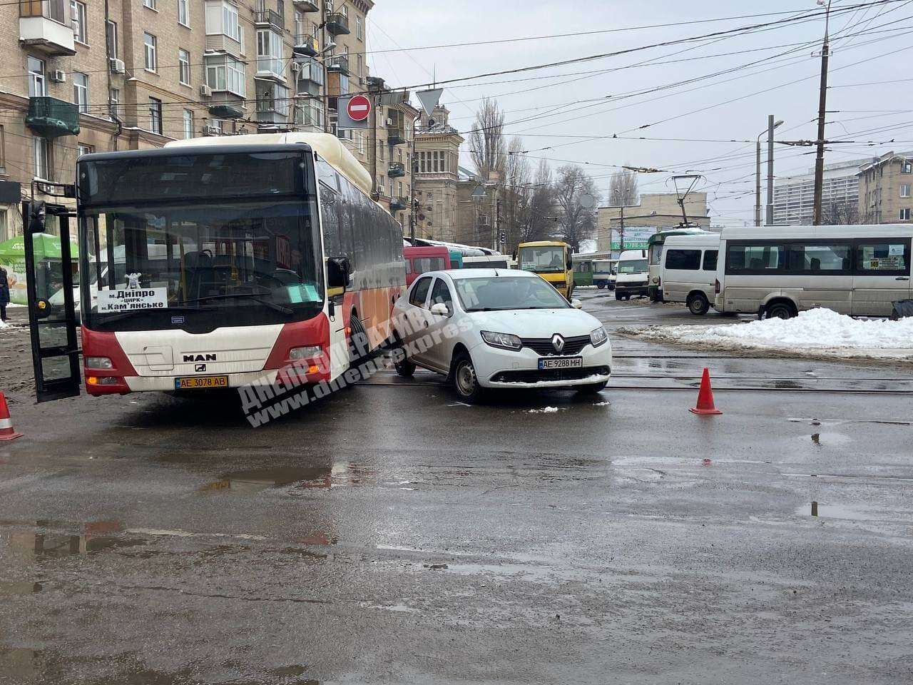 В Днепре на площади Старомостовой пассажирский автобус "зацепил" легковушку. Новости Днепра