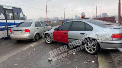 В Днепре на Новом мосту Honda врезалась в ограждение