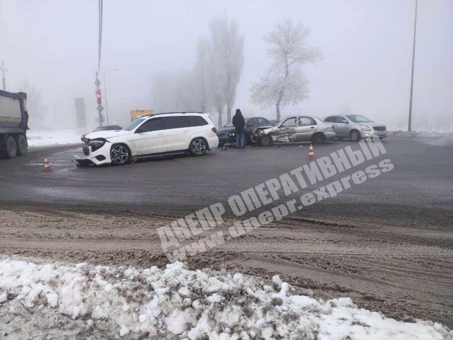 В Днепре на перекрестке Яснополянской и Аэропортовской произошло тройное ДТП