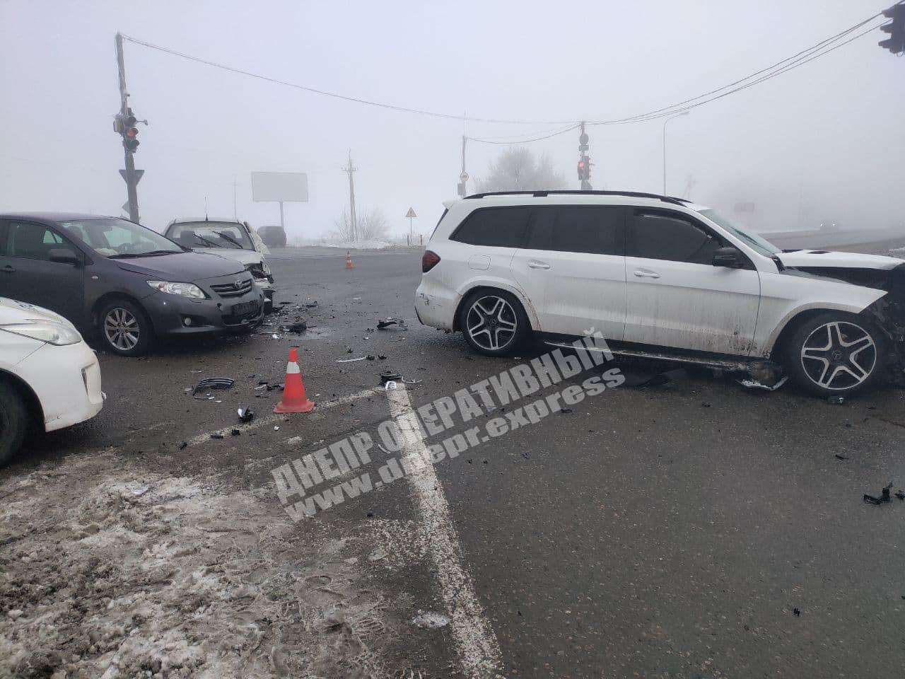 В Днепре на перекрестке Яснополянской и Аэропортовской произошло тройное ДТП