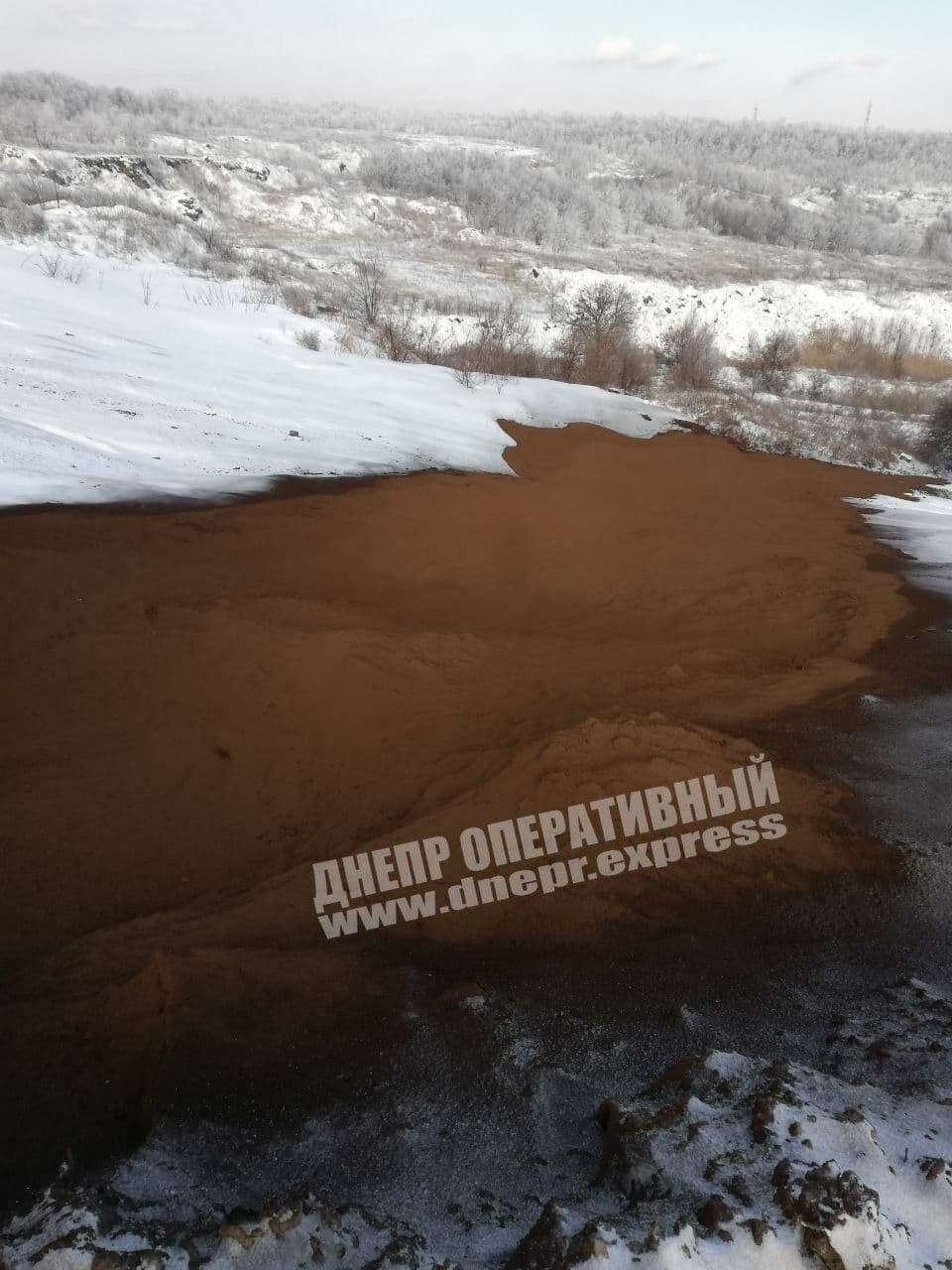 Под Днепром водитель выгружал в балку промышленные отходы1