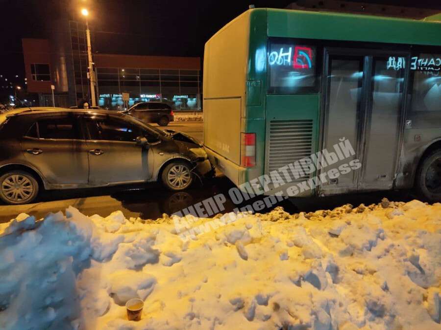 В Днепре на Слобожанском проспекте Toyota врезалась в автобус, водитель которого высаживал пассажиров
