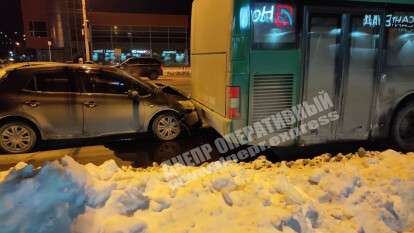 В Днепре на Слобожанском проспекте Toyota врезалась в автобус, водитель которого высаживал пассажиров