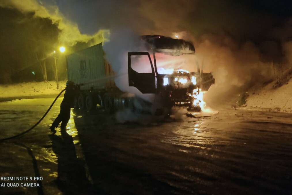 В Новокодакском районе Днепра во время движения загорелся грузовик