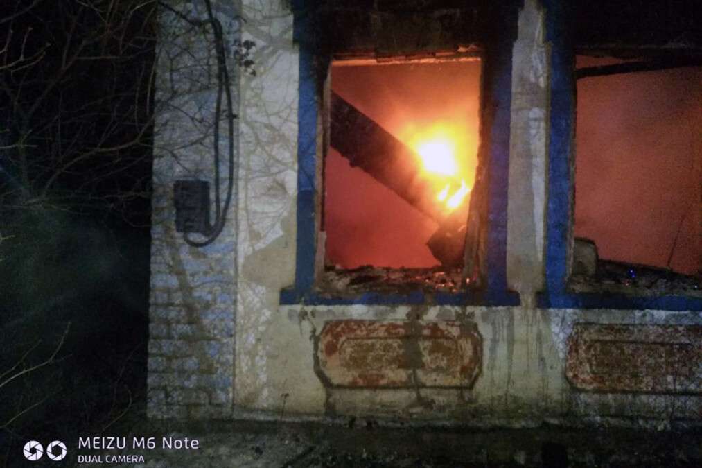 Под Днепром при тушении пожара в частном доме обнаружили труп хозяйки