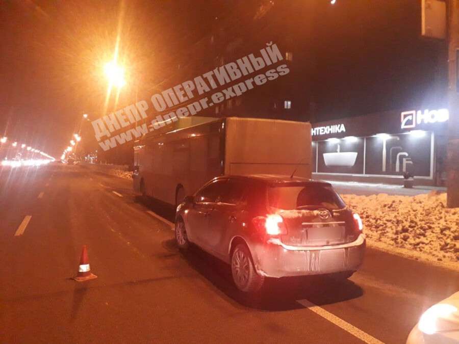 В Днепре на Слобожанском проспекте Toyota врезалась в автобус