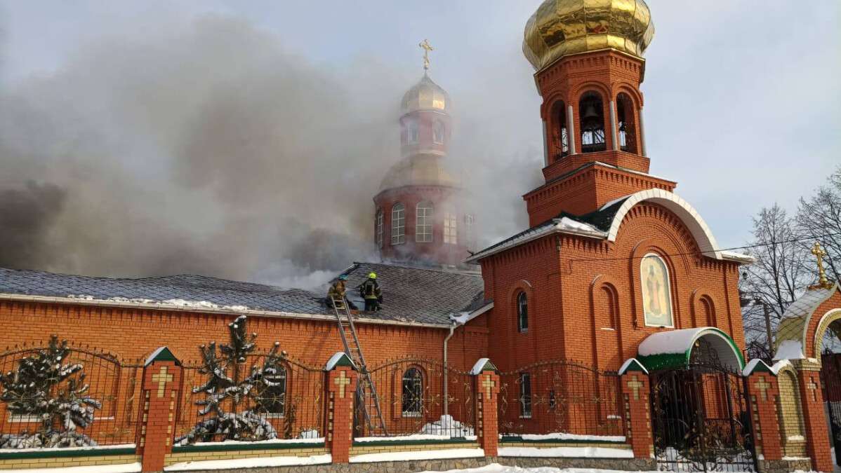 В Днепропетровской области масштабно пылает церковь