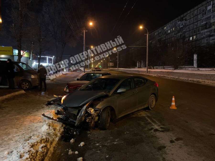 В Днепре на Калиновой жестко столкнулись Daewoo и Hyundai: пострадал мужчина