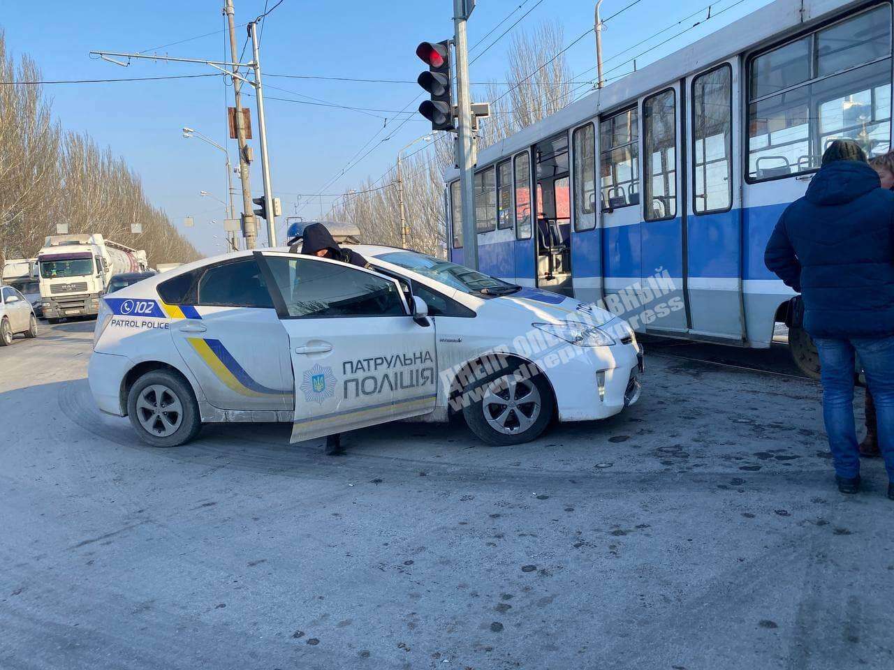 В Днепре на Донецком шоссе трамвай протаранил грузовик. Новости Днепра