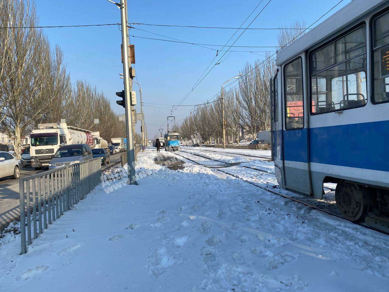 В Днепре на Донецком шоссе трамвай протаранил грузовик. Новости Днепра
