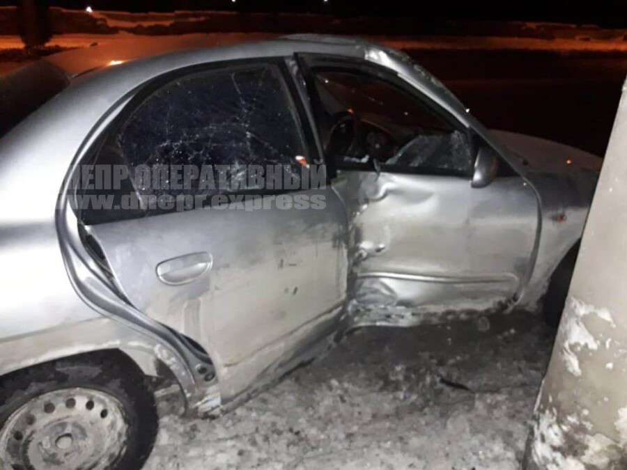 В Днепре на проспекте Ивана Мазепы водитель Daewoo на скорости врезался в электроопору