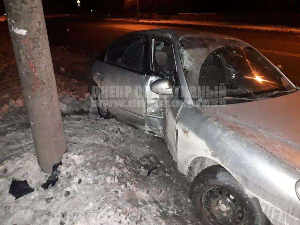 В Днепре на проспекте Ивана Мазепы водитель Daewoo на скорости врезался в электроопору. Новости Днепра