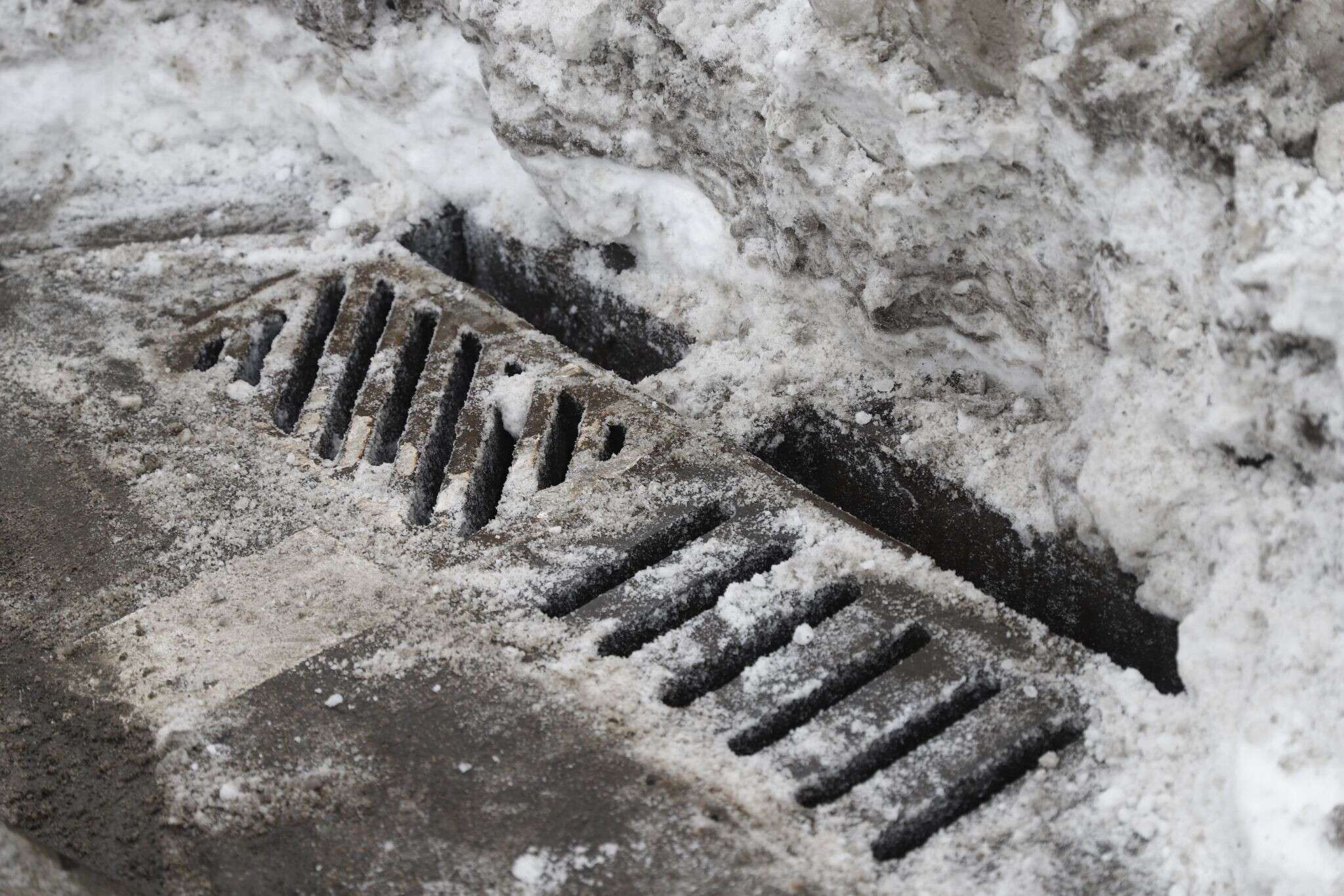 В Днепре расчищают ливневки для приема талого снега5