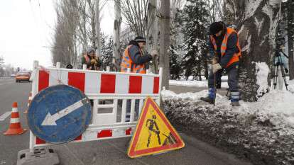 В Днепре расчищают ливневки для приема талого снега