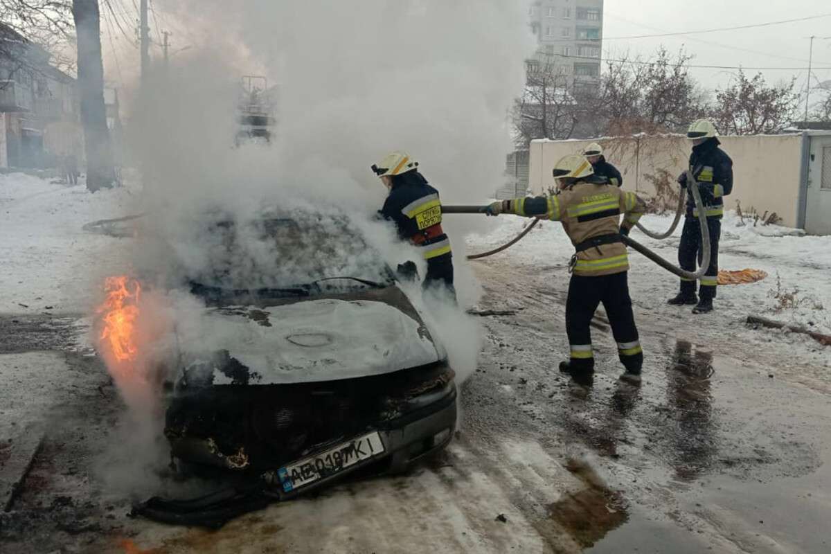 В Днепре на Черникова горело авто 1