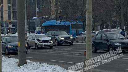 В Днепре на Набережной произошло тройное ДТП6