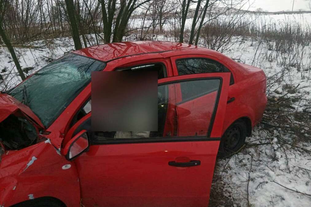 Под Днепром Chevrolet врезался в дерево: труп водителя доставали спасатели