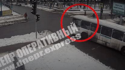 В Днепре на Яворницкого автобус "Лоцман" врезался в легковушку