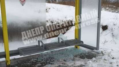 В Днепре в Диевке хулиганы разбили остановку общественного транспорта: фото