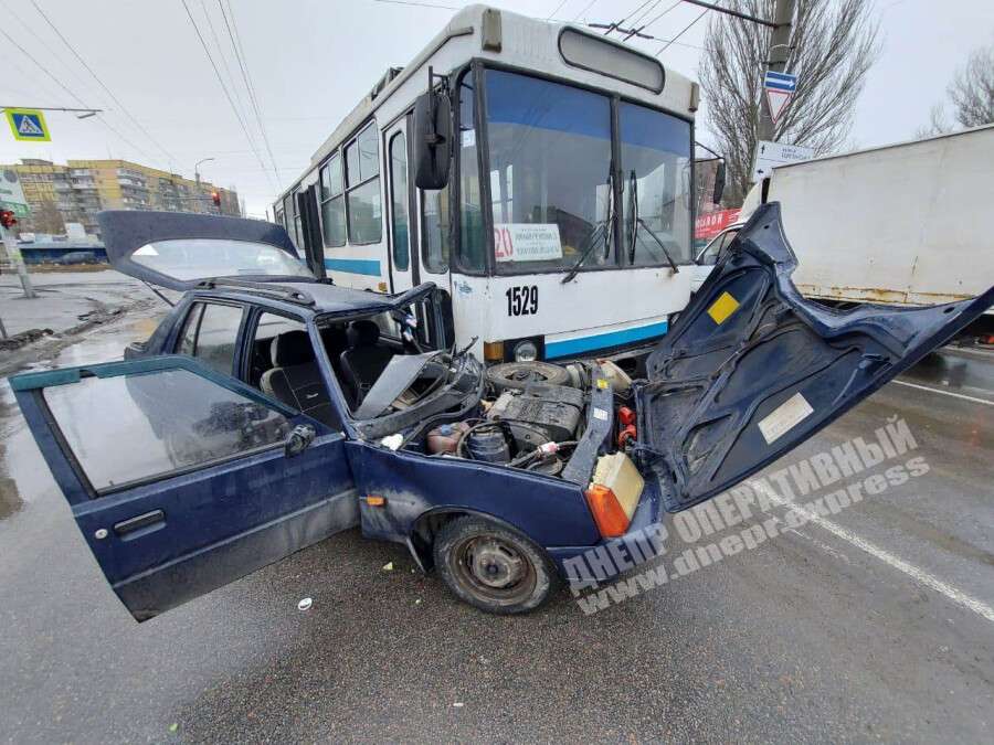 В Днепре на перекрестке Березинской и Донецкого шоссе троллейбус протаранил легковушку: пострадал мужчина