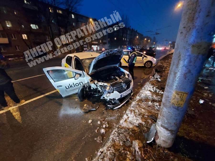 В Днепре на проспекте Богдана Хмельницкого пьяный таксист врезался в столб: пассажира забрали в больницу