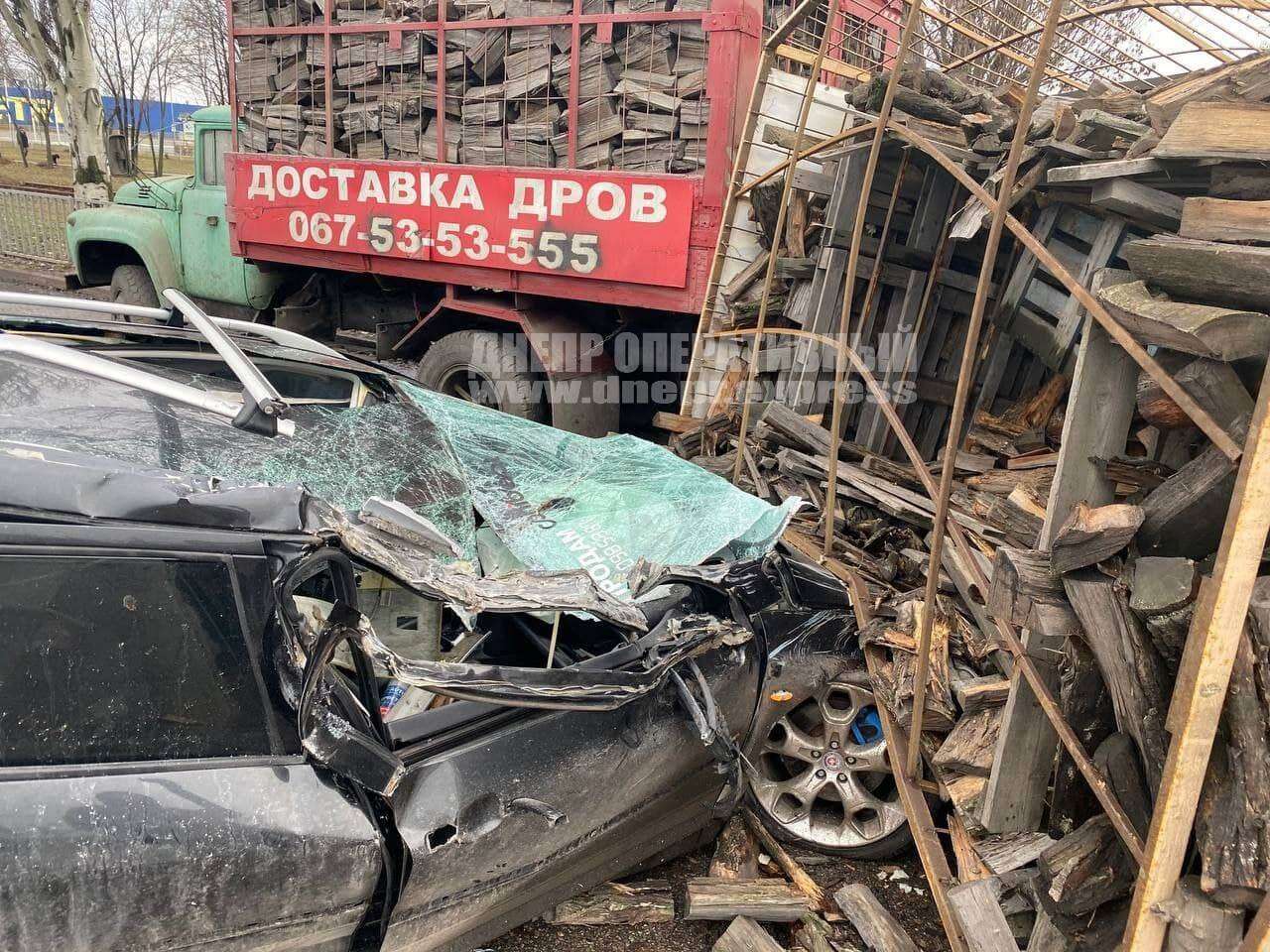 В Днепре на Запорожском шоссе Peugeot врезался в грузовик. Новости Днепра