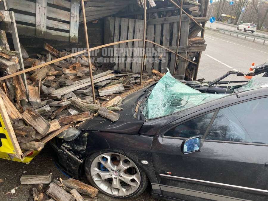 В Днепре на Запорожском шоссе Peugeot врезался в грузовик