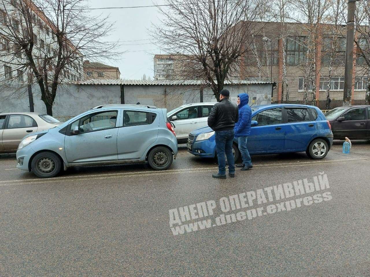 В Днепре на Богдана Хмельницкого столкнулись Ravon и Chevrolet1